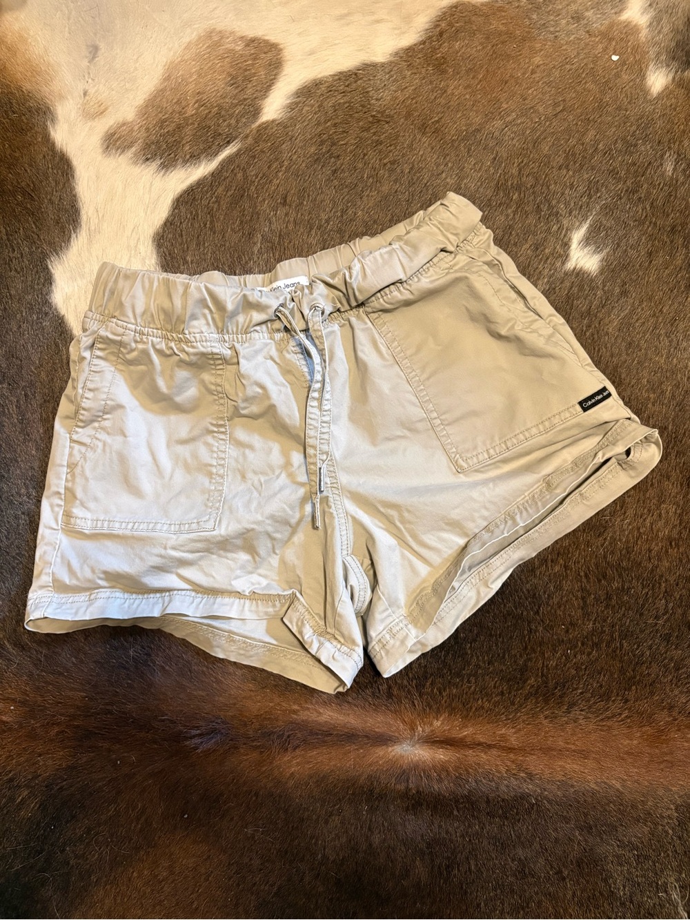 Calvin Klein Jeans Women’s Drawstring Shorts in Beige